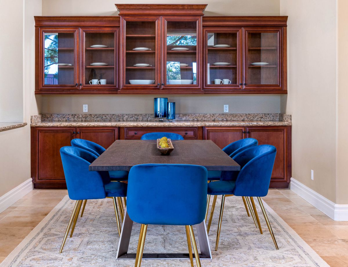 🍽 Perfect seating for 6 friends, who quarantined for two weeks before seeing each other! 🤪 share with some friends you’d invite to this table 💙